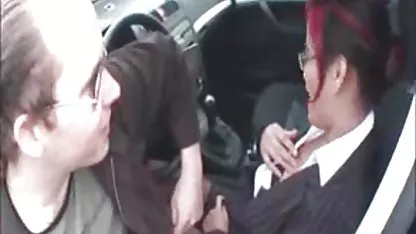 Nympho en veste de cuir se masturbe à sex tube amateur l'extérieur
