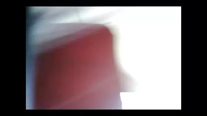 Beau tala mince touche la chatte dans la salle trio sexe amateur de bain