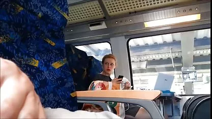 Passe trio mature amateur du temps au travail avec un crochet chaud