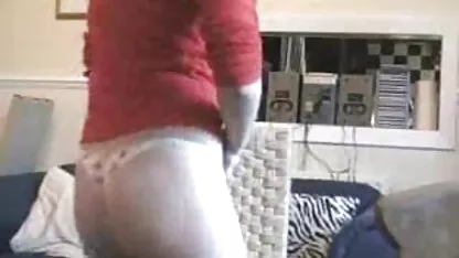 Poussin avec de beaux seins sexe amatuer et la chatte percée se masturbe