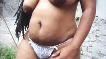 Jeune barman aux yeux étroits jeta un x video amateur bâton à une milf juteuse