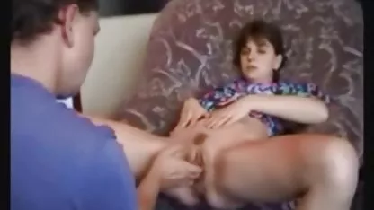 Hurlant asiatique video teen amateur saute le cul sur le pénis
