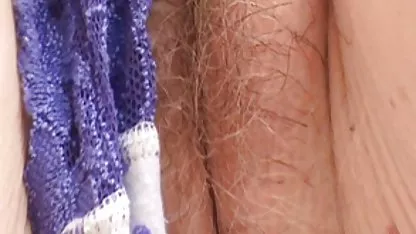 Un homme enlève la caméra alors qu'une grosse pute gémit de sa queue plage nudiste porn dans sa chatte