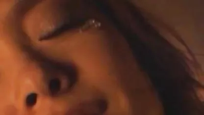 Un homme essuie le cul avec des filles video amateur femme mure attachées avec un morceau de papier et sa partenaire se remplit la bouche avec un strapon