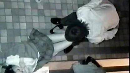 Une femme en bas expérimente une nouvelle machine amatrice chatte poilue sexuelle