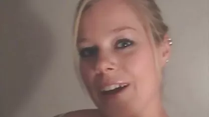 Deux lesbiennes expérimentées séduisent tumblr gay video amateur une jeune prostituée