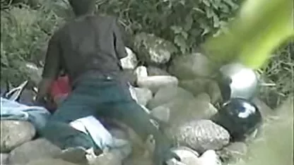 Un chauffeur de taxi répand un video amatrice nue passager grassouillet avec des seins naturels pendant au sexe