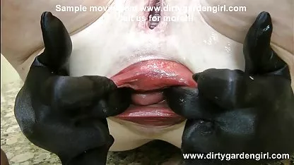 Une femme au foyer scene x amateur suce une longue queue et se la met dans le cul