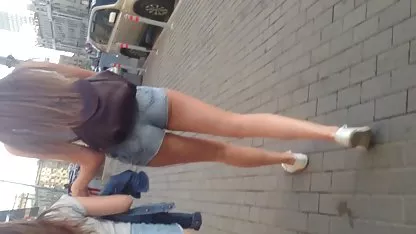 Une blonde tatouée sur un pubis rasé se fait baiser par sex amateur xxx une personne