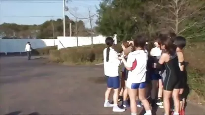 Le gamin sexe amateur missionnaire tira un peu et branla une jeune poulette