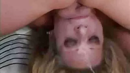 Le gars grossier video amatrice sexe creuse l'anus d'une fille russe mince