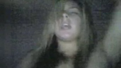 Un mature car tube homme baise dans la piscine avec des piercings sur la bouche