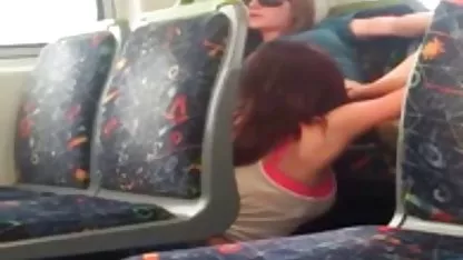 Les poussins se font baiser hard sex amateur avec une bite en peluche