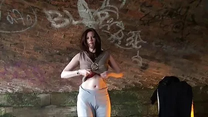 Babe avec de petits seins aime sauter sur la black amateur sexe bite du gars