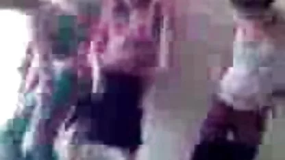 Mince brune dans video amateur en streaming la rue a illuminé les seins nus et la chatte