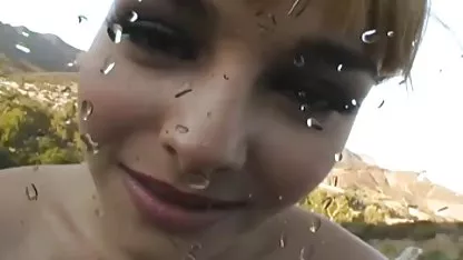 Une fille mince est excitée à vidéo sodomie amateur son reflet dans le miroir