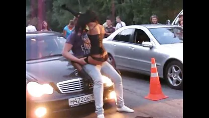 Mince poussin lorgnant à travers la caméra porn black amateur
