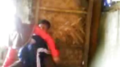 Petite fille aux petits seins baise amatrice en trio l'homme