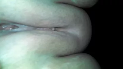 Brunette avec de grandes lactations couple amateur libertin sucé passionnément une grosse bite et obtient un orgasme d'un vibrateur