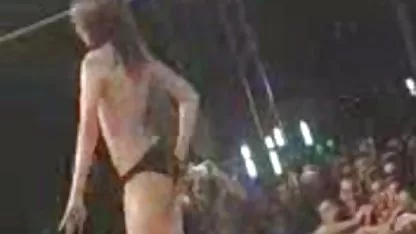 Deux belles lesbiennes se sont apportées l'orgasme anal amateur porn dans la rue
