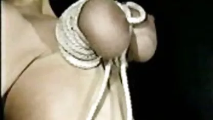 La jeune fille s'est amenée à l'orgasme avec un old couple amateur vibromasseur sous la douche