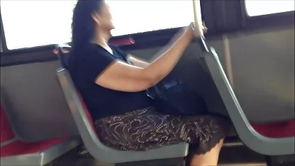 Une salope fait une video amat sexe pipe profonde à un homme blanc et à un homme noir