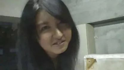 Une fille avec une chatte chauve film amateur adulte montre ses trous en privé