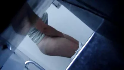 Le mâle masturbation femme amateur inséré un boulon dans l'anus d'un jeune mince