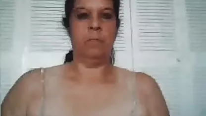 Le garçon donne un verre à la poulette russe sex tube amateur Alina et la nourrit pour le sexe