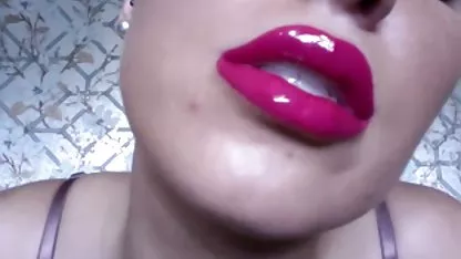 Le mâle très fort baise la femme poilue amateur fille dans son cul serré