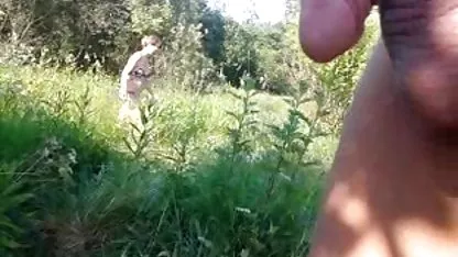 Une fille avec des tétons enflés se masturbe gaiement dans couple bi amateur son lit