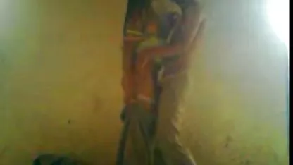 Une jeune femme très maigre swinger couple amateur est fatiguée de la solitude et caresse sa chatte rasée avec ses doigts