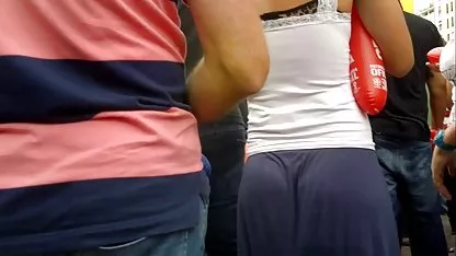 Baise videomateur en streaming rude dans le plan avec une fille mince avec de petits seins