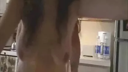 Femme noire musclée faisant une sexe amateur belle mere pipe cool aux amants blancs