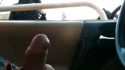 Un gars maigre swinger couple amateur plaît à la chatte d'une chienne russe sur la table