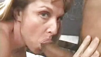 Un touriste nu avec de beaux seins video amateur x francais regarde les curiosités de la ville