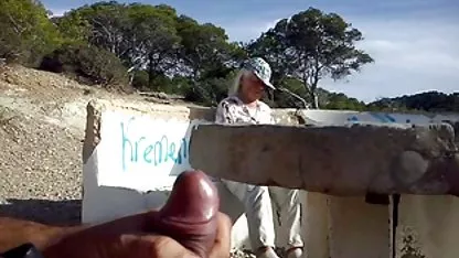 Tom Lucy pose et anal amatur montre séduisante ses trous