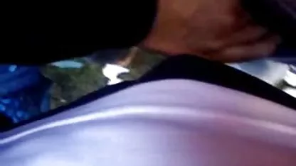 Modèle de webcam fumant une cigarette en amateur sex cam discutant avec des compte-gouttes