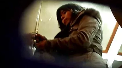 Étudiante brune en short séduit un homme echangiste porn