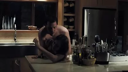 Suspendue et attachée par une corde, une milah videos amateur sex est volée en anal
