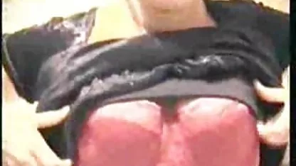 La fille a attaché fermement son homme raide au lit video amateur voissa et le trompe avec un inconnu