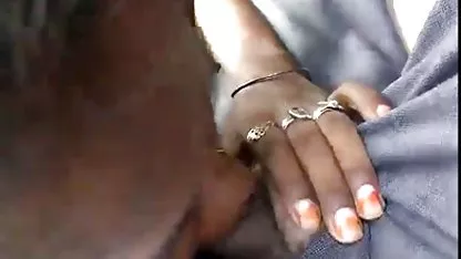 Une MILF bronzée est devenue chaude et s'est rendue dans son free sex amateur vêtement