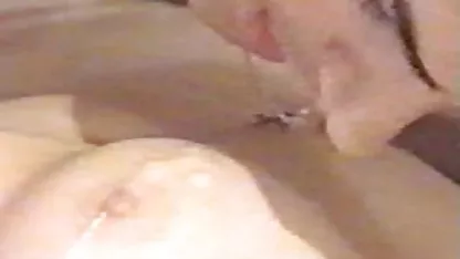Fille aux gros seins taquinant les gros mamelons sexe interracial amateur
