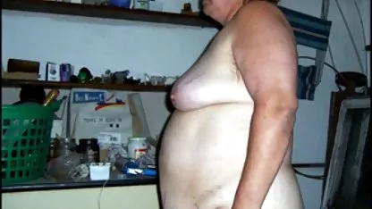 Une femme âgée en bas est frit avec un jeune homme vidéo sexe voyeur