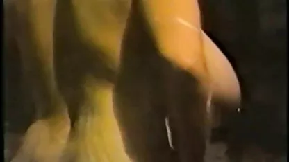Nue, la beauté frisée est engagée dans la bi porn amateur méditation.