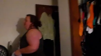Une amateur tukif fille regarde un porno et se masturbe