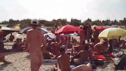 Un bébé avec une chatte poilue change teen amateur cam de vêtements devant une caméra cachée