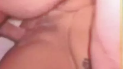 Jeune poussin se masturbe porn amateut doucement et jouit de son doigt