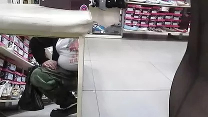 Un homme contrôlant trans amateur video trois femelles, les lie