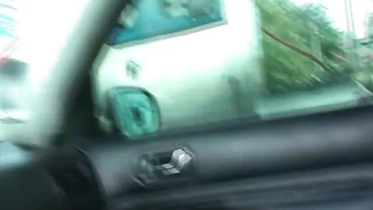 Fille monte dans la pose d'un cavalier sur mature amatrice la plage